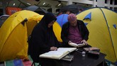 Setiap tahunnya, Masjid Raya Habiburrahman dapat menampung sekitar 6.000 hingga 7.000 ribu jamaah yang menjalani itikaf. Jumlah itu termasuk jemaah dari ragam kalangan usia mulai dari orang tua, dewasa, remaja hingga anak-anak. (Photo by TIMUR MATAHARI / AFP)