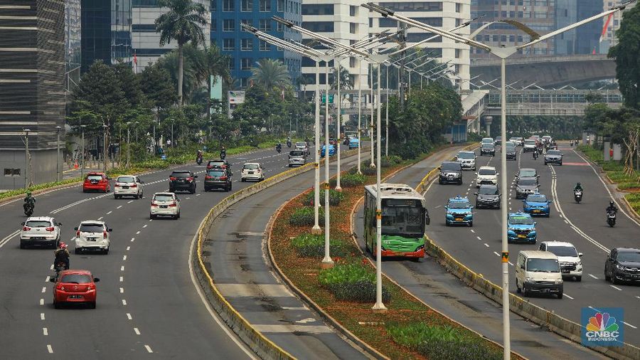 Kondisi lalu lintas ini terjadi karena sebagian warga Jakarta telah pulang ke kampung halaman untuk merayakan Idul Fitri.