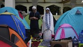 Setiap tenda diisi oleh sekitar empat sampai lima orang untuk satu keluarga. Setiap tenda dipersilakan turut membayar sumbangan sebesar Rp 150 ribu yang akan dipergunakan untuk biaya keamanan, kebersihan, dan kebutuhan Ramadan seperti takjil. (Photo by TIMUR MATAHARI / AFP)