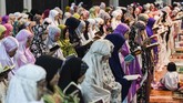 Iktikaf di Masjid Raya Habiburahman sudah berlangsung sejak 1998 silam dengan jumlah jemaah yang semakin meningkat setiap tahun. (ANTARA FOTO/M Agung Rajasa)