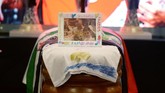 Antonio Reyes meninggalkan sang istri, Noelia Lopez, sang anak yakni Noelia dan Triana serta putra dari pasangan sebelumnya Jose Antonio Jr. (Photo by CRISTINA QUICLER / AFP)