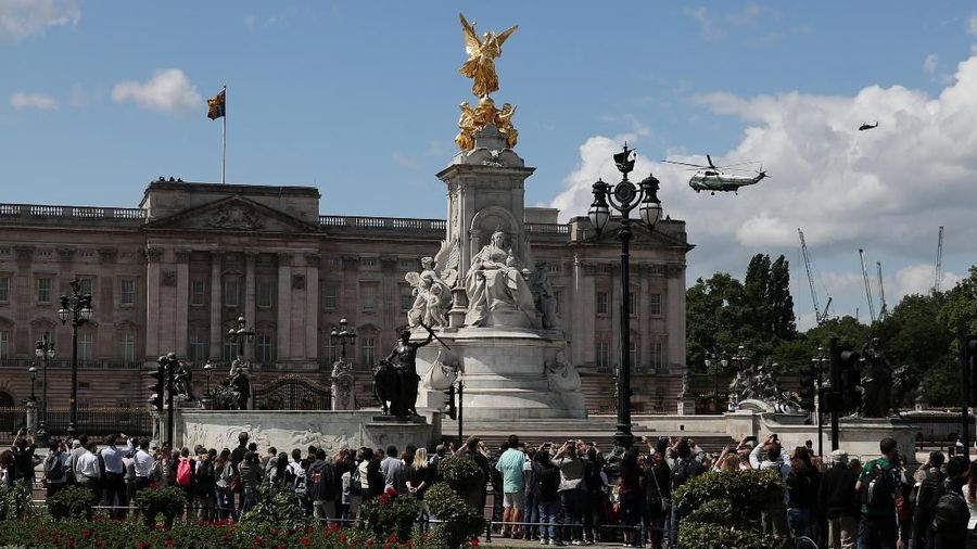 Marine One is seen approaching Buckingham Palace during the state visit of U.S. President Donald Trump and First Lady Melania Trump to Britain, in London, Britain, June 3, 2019. REUTERS/Alkis Konstantinidis