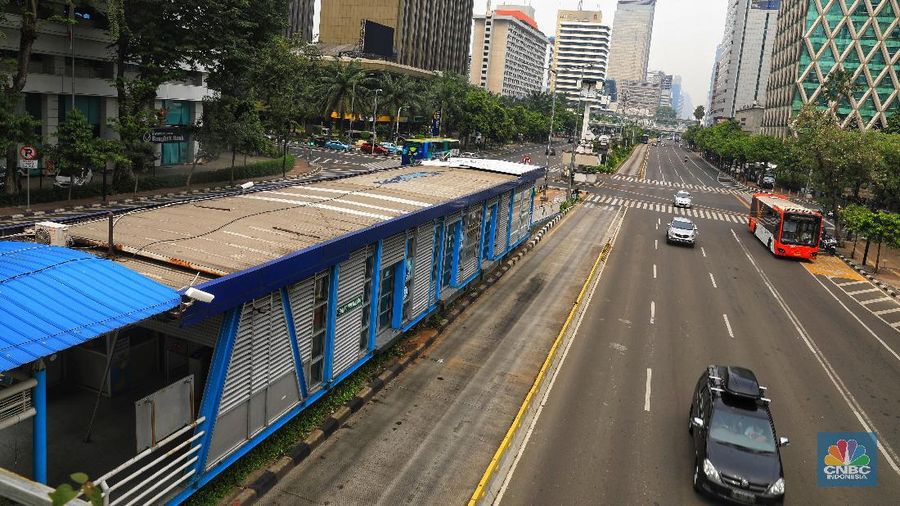 Kondisi lalu lintas ini terjadi karena sebagian warga Jakarta telah pulang ke kampung halaman untuk merayakan Idul Fitri.