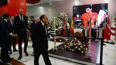 Mantan pemain Brasil Luisao dan Presiden Porto FC Jorge Nuno da Costa melayat ke tempat persemayaman Reyes di Stadion Ramon Sanchez Sanchez. Almarhum meninggal dalam kecelakaan mobil Sabtu (1/6). (Photo by CRISTINA QUICLER / AFP)