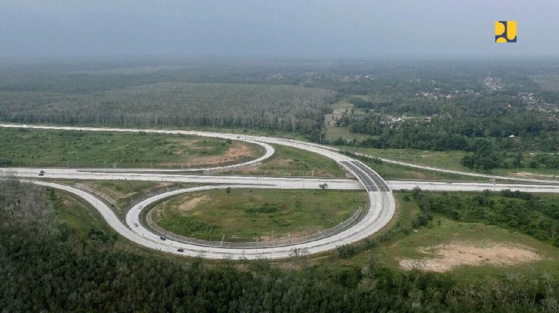 Tol Trans Sumatera yang dibuka secara fungsional mulai dari pukul 06.00 - 17.00 WIB sepanjang 189 km ini terlihat ramai lancar tanpa adanya antrean kendaraan.