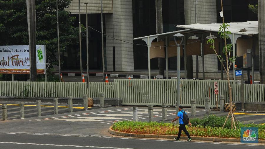 Kondisi lalu lintas ini terjadi karena sebagian warga Jakarta telah pulang ke kampung halaman untuk merayakan Idul Fitri.