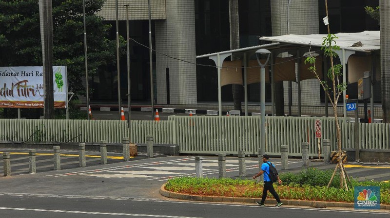 Kondisi lalu lintas ini terjadi karena sebagian warga Jakarta telah pulang ke kampung halaman untuk merayakan Idul Fitri.