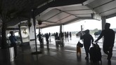 Calon penumpang berjalan menuju Terminal keberangkatan untuk lapor diri atau check in di Terminal 3 Ultimate Bandara Soekarno Hatta, Tangerang, Banten, Senin (3/6). (ANTARA FOTO/Nova Wahyudi/foc).