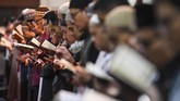Jemaah melaksanakan salat malam saat beriktikaf di Masjid Raya Habiburahman, Bandung, Jawa Barat, Selasa (26/5) dini hari. Iktikaf 10 hari terakhir bulan Ramadan merupakan ibadah dalam rangka meraih malam kemuliaan atau Lailatul Qadar. (ANTARA FOTO/M Agung Rajasa)