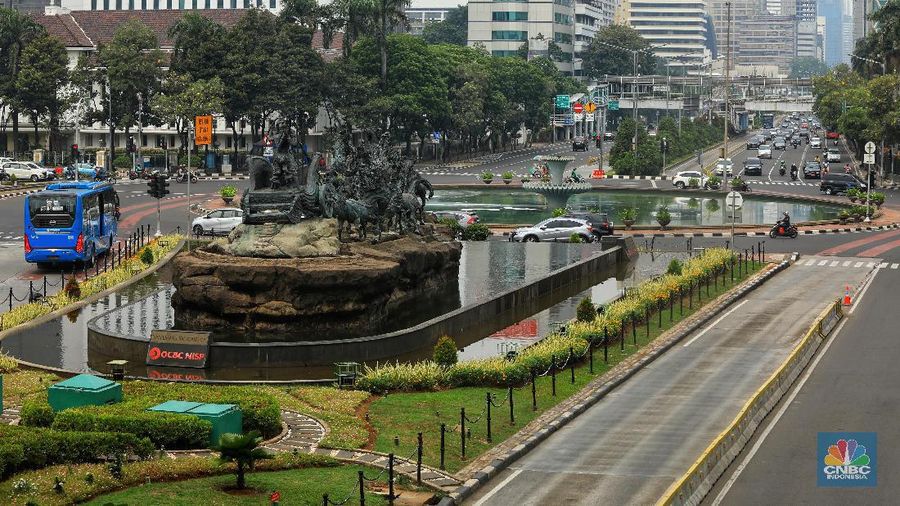 Kondisi lalu lintas ini terjadi karena sebagian warga Jakarta telah pulang ke kampung halaman untuk merayakan Idul Fitri.