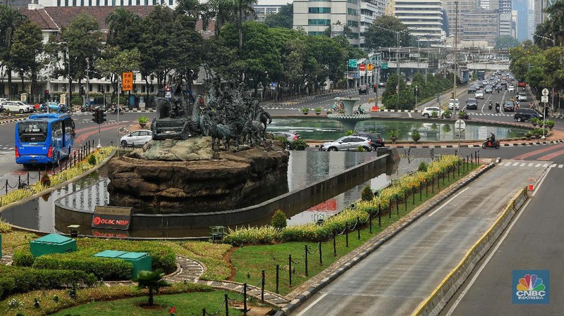 Kondisi lalu lintas ini terjadi karena sebagian warga Jakarta telah pulang ke kampung halaman untuk merayakan Idul Fitri.