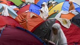 Sejak 2011, jemaah yang beriktikaf mulai mendirikan tenda-tenda. Jemaah harus mendaftarkan diri dahulu kepada panitia yang menyediakan tempat, tapi tenda dibawa sendiri oleh masingmsaing. (ANTARA FOTO/M Agung Rajasa)