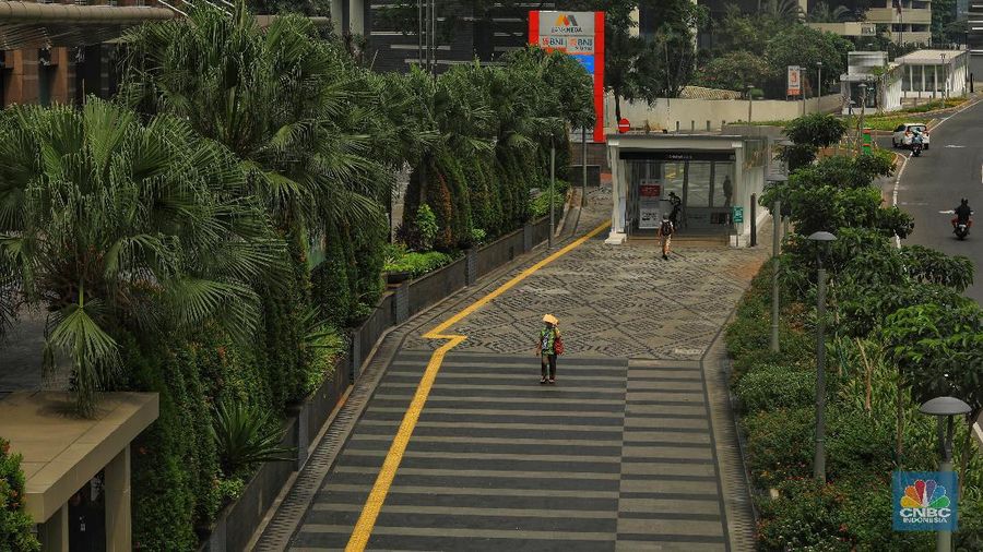 Kondisi lalu lintas ini terjadi karena sebagian warga Jakarta telah pulang ke kampung halaman untuk merayakan Idul Fitri.
