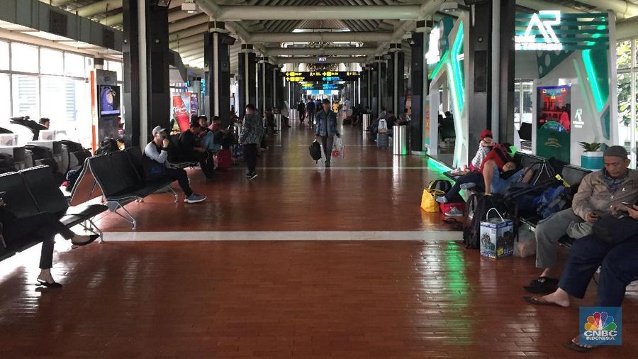 Bandara mengalami penurunan penumpang signifikan gara-gara harga tiket yang mahal.