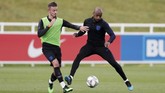 Manchester United dikabarkan Daily Mail menjadi kandidat utama untuk mendapatkan James Maddison (kiri) dari Leicester City dengan mengalahkan Liverpool, Manchester City, dan Tottenham Hotspur. (Reuters/Matthew Childs)