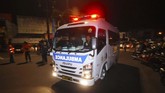 Mobil ambulans milik kepolisian tiba di lokasi kejadian ledakan di Pospam Kartasura, Sukoharjo. Kini Terduga pelaku pengeboman pos polisi Kartasura dibawa ke Rumah Sakit Bhayangkara, Semarang untuk mendapatkan perawatan medis dan pemeriksaan. (ANTARA FOTO/Aloysius Jarot Nugroho)