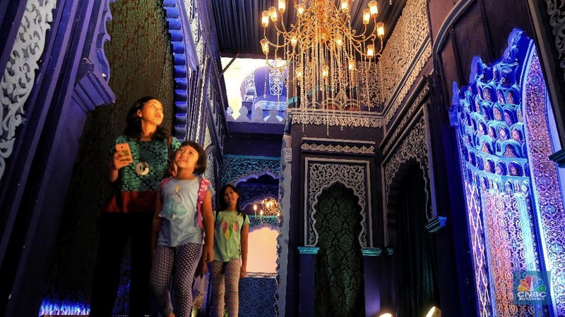 Para pengunjung memanfaatkan momen ini untuk berfoto, karena bangunan instalasi ini hanya ada saat Ramadan tahun ini.