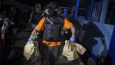 Dari barang bukti yang diamankan di rumah pelaku, polisi menemukan sejumlah bahan kimia seperti belerang dan potassium. (ANTARA FOTO/Mohammad Ayudha)