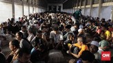 Animo masyarakat dalam membayar zakat pada tahun ini mengalami perubahan pola. Tahun 2018 lalu, penerimaan zakat fitrah banyak dalam bentuk uang yang mencapai sekitar Rp400 juta, sementara tahun ini lebih didominasi oleh beras. (CNN Indonesia/Adhi Wicaksono)