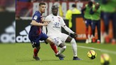 Bek kanan Olympique Lyon Ferland Mendy (kanan) dikabarkan akan segera melakukan tes medis dengan Real Madrid. (REUTERS/Emmanuel Foudrot)
