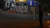 Seorang anggota kepolisian menjaga lokasi kejadian ledakan di Pos Pantau Arus Mudik Joglosemar, Kartasura, Sukoharjo, Jawa Tengah, Selasa (4/6). (ANTARA FOTO/Aloysius Jarot Nugroho)