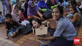 Setiap penerima zakat atau mustahiq akan mendapatkan lima kilogram beras. Diperkirakan, 2.000 mustahiq memenuhi Masjid Istiqlal untuk mendapatkan beras zakat fitrah. (CNN Indonesia/Adhi Wicaksono)