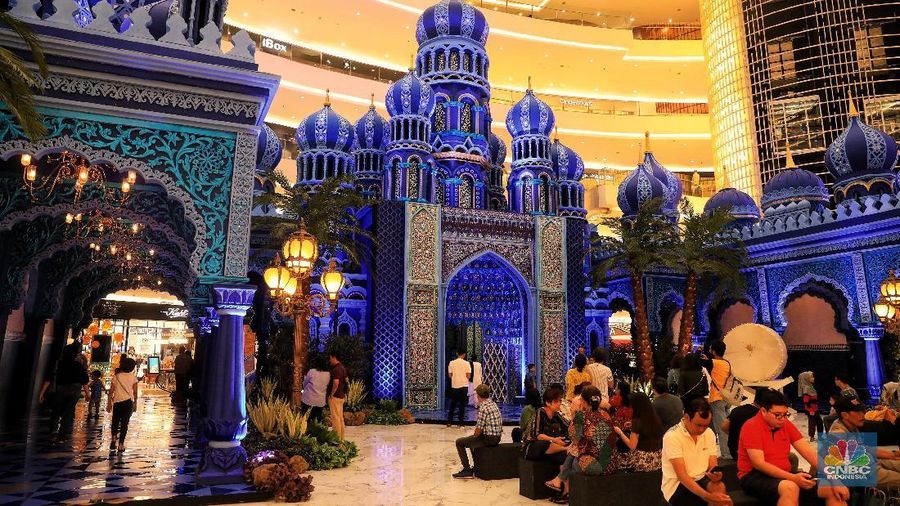 Para pengunjung memanfaatkan momen ini untuk berfoto, karena bangunan instalasi ini hanya ada saat Ramadan tahun ini.