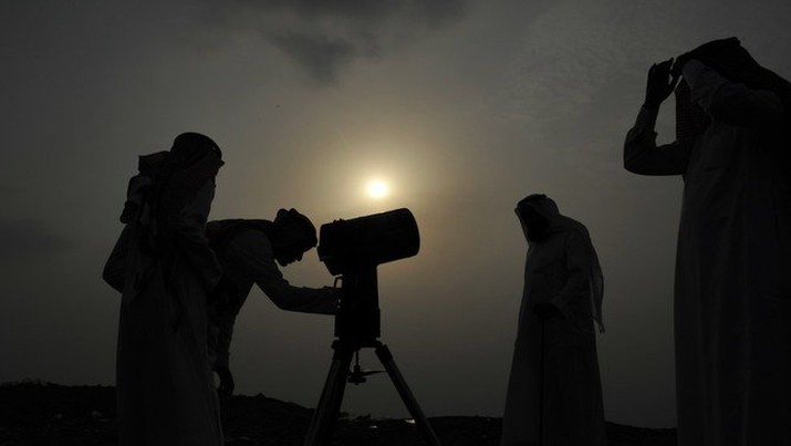 Pemantauan hilal di Arab Saudi (Foto: AFP/File Photo) Pemantauan hilal di Arab Saudi (Foto: AFP/File Photo)