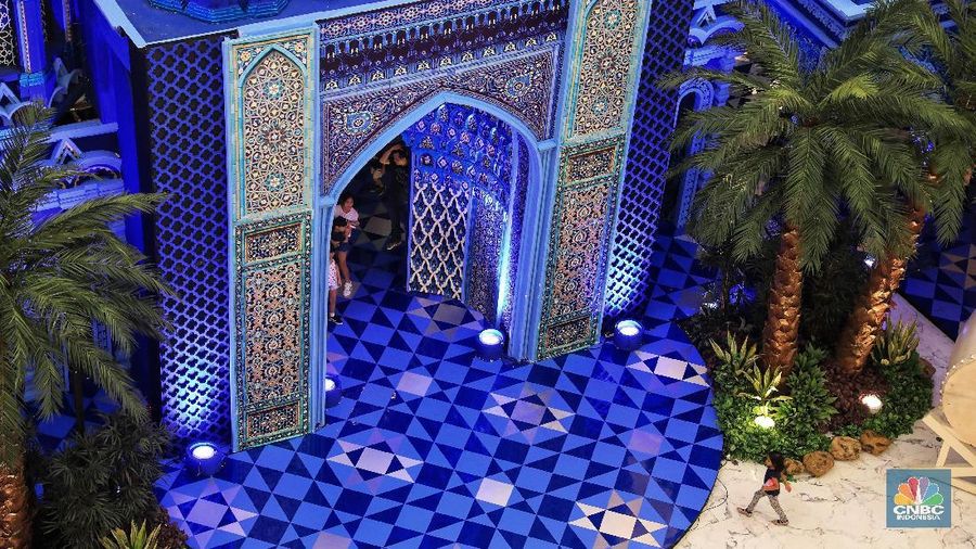Para pengunjung memanfaatkan momen ini untuk berfoto, karena bangunan instalasi ini hanya ada saat Ramadan tahun ini.