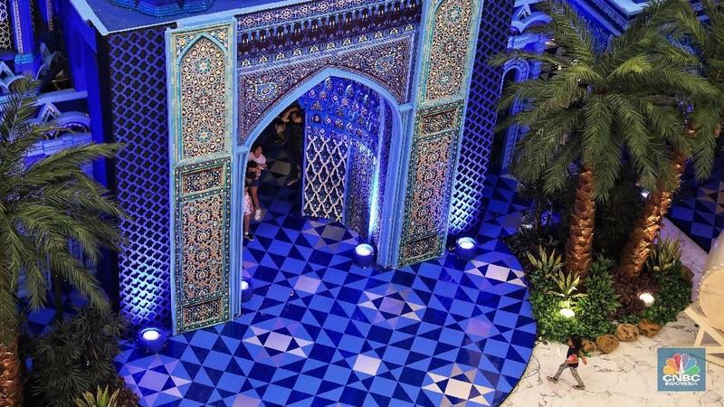 Para pengunjung memanfaatkan momen ini untuk berfoto, karena bangunan instalasi ini hanya ada saat Ramadan tahun ini.