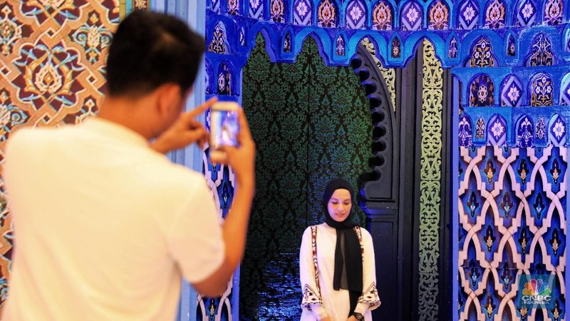 Para pengunjung memanfaatkan momen ini untuk berfoto, karena bangunan instalasi ini hanya ada saat Ramadan tahun ini.