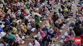 Masjid Istiqlal menerima zakat fitrah dalam bentuk beras 3,5 liter atau uang sebesar Rp50 ribu dari warga dan menyalurkan kepada yang berhak. (CNN Indonesia/Adhi Wicaksono)