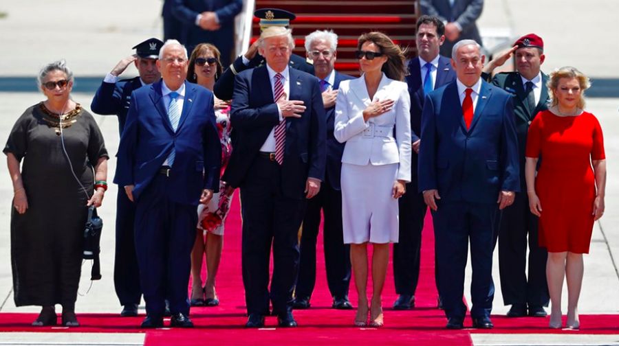 Istri Presiden Israel Nehama Rivlin (kiri) berdiri bersama suaminya, Reuven Rivlin, Presiden AS Donald Trump, dan Melania Trump. (Foto: AFP)