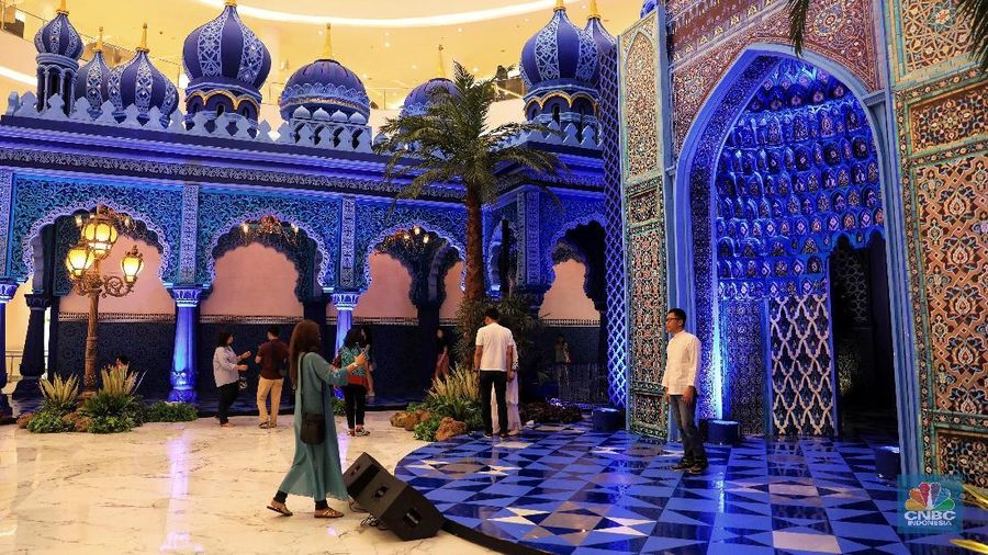 Para pengunjung memanfaatkan momen ini untuk berfoto, karena bangunan instalasi ini hanya ada saat Ramadan tahun ini.