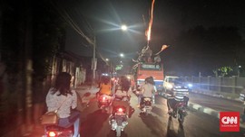 Naik Atap Bus dan Petasan Warnai Takbiran di Tanah Abang
