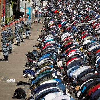 Lebaran Lebih Awal, Khusyuknya Sholat Ied di Berbagai Negara
