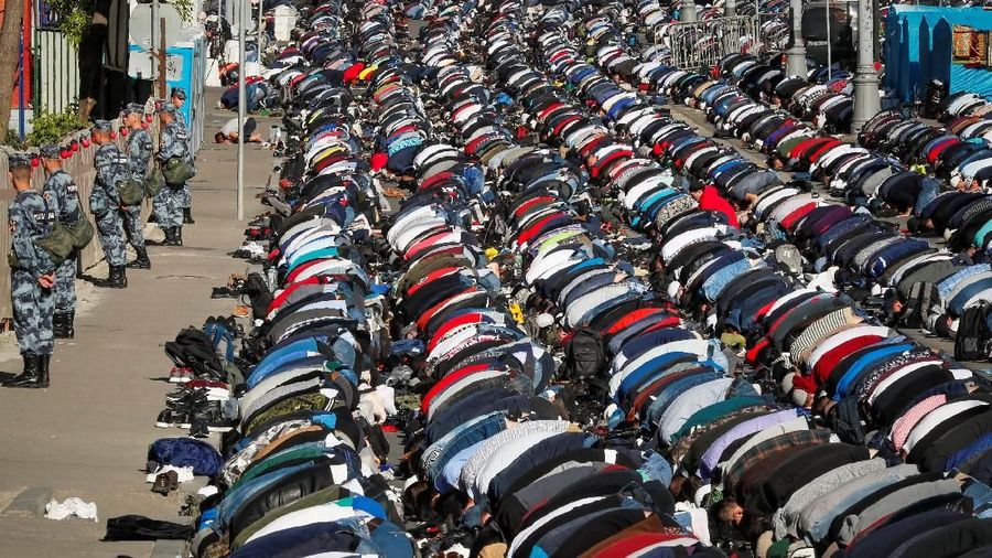 Muslims attend the morning prayers of Eid al-Fitr, marking the end of the holy month of Ramadan, in Moscow, Russia June 4, 2019. REUTERS/Shamil Zhumatov