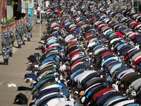 Lebaran Lebih Awal, Khusyuknya Sholat Ied di Berbagai Negara