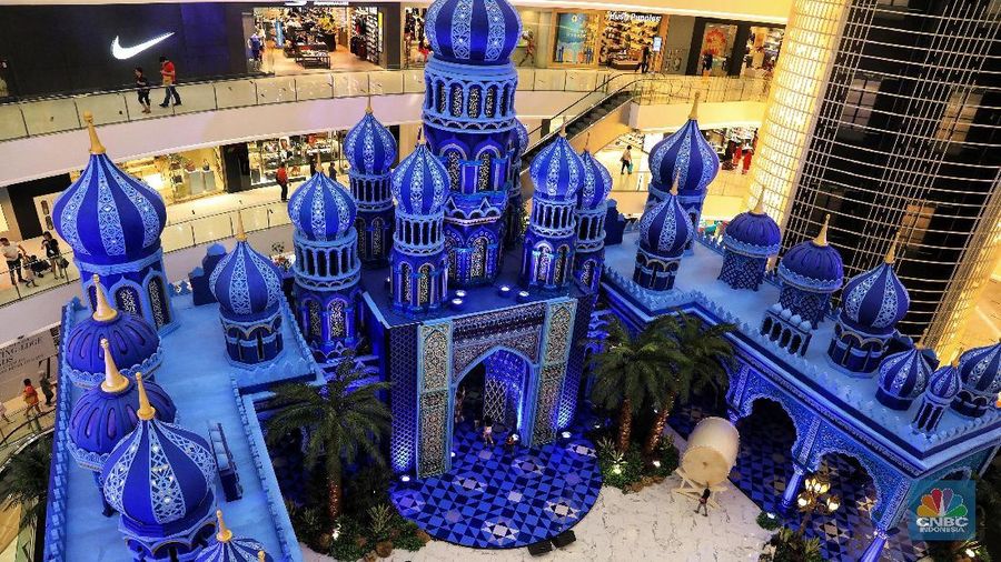 Para pengunjung memanfaatkan momen ini untuk berfoto, karena bangunan instalasi ini hanya ada saat Ramadan tahun ini.