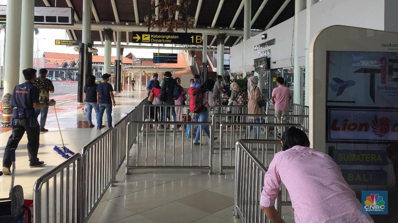 Pada H-1 lebaran tak terlihat kepadatan di Bandara Internasional Soekarno-Hatta.