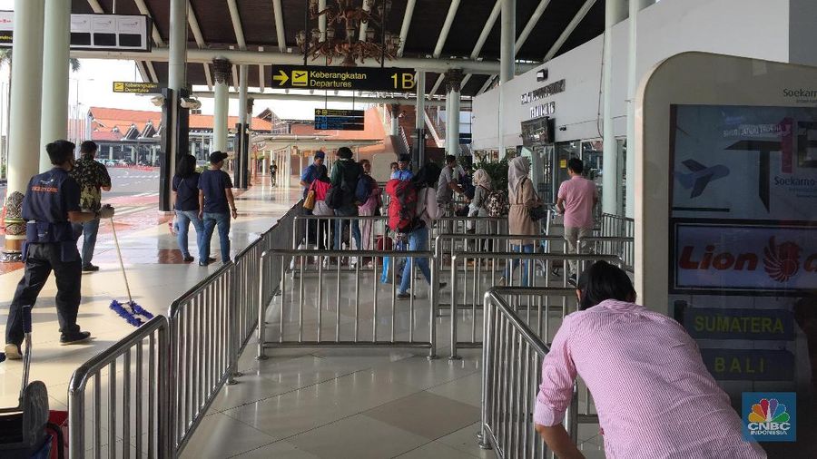 Tak tampak kepadatan baik itu pengunjung yang akan melakukan penerbangan maupun rombongan pengantar tak terlihat memadati terminal.