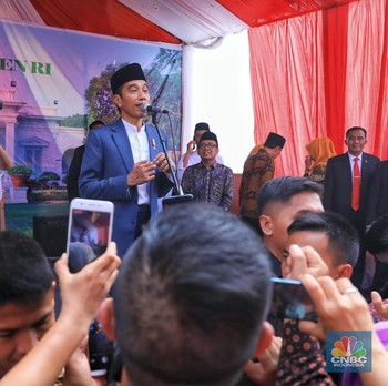 Lebaran, Ini Suasana Saat Jokowi Menyapa Warga di Monas