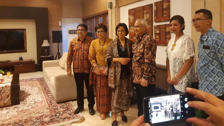 Tak hanya bagi masyarakat biasa, Presiden, Menteri hingga pejabat negara juga ikut melakukan tradisi silaturahmi open house di kediamannya masing-masing.