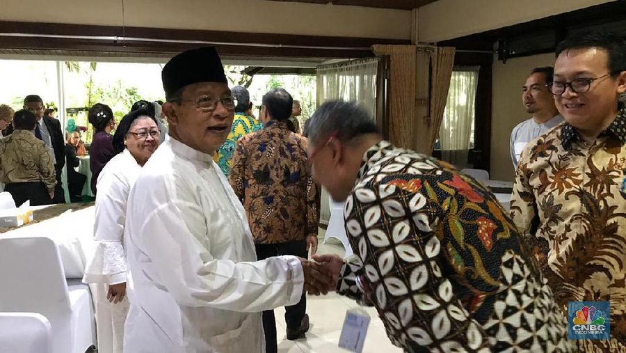 Menteri Koordinator Bidang Perekonomian Darmin Nasution mengadakan open house dalam rangka hari raya Idul Fitri, di rumah dinasnya.