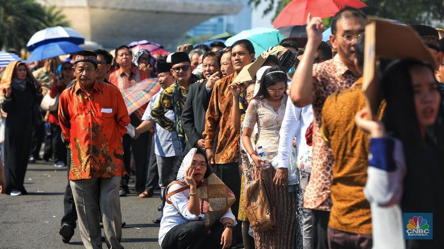 Presiden Joko Widodo (Jokowi) membuka kesempatan bagi masyarakat yang ingin bersilaturahmi dengannya dengan menggelar open house di Istana Negara, Rabu (5/6/19)