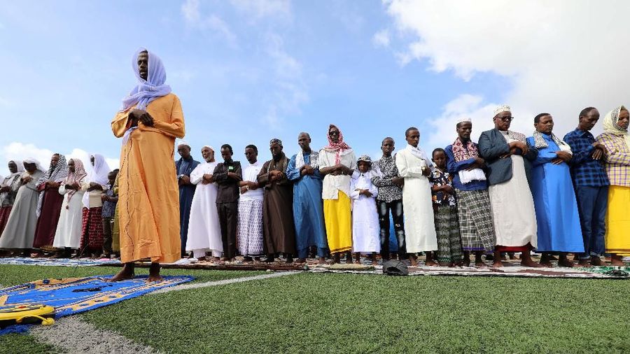 Muslims attend the morning prayers of Eid al-Fitr, marking the end of the holy month of Ramadan, in Mogadishu, Somalia June 4, 2019. REUTERS/Feisal Omar