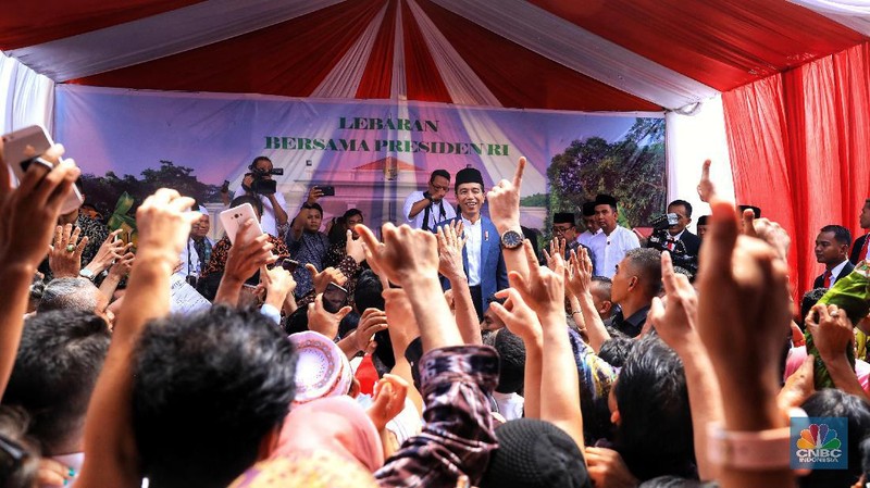 Presiden Joko Widodo (Jokowi) membuka kesempatan bagi masyarakat yang ingin bersilaturahmi dengannya dengan menggelar open house di Istana Negara, Rabu (5/6/19)