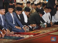 FOTO: Saat Jokowi Sholat di Istiqlal