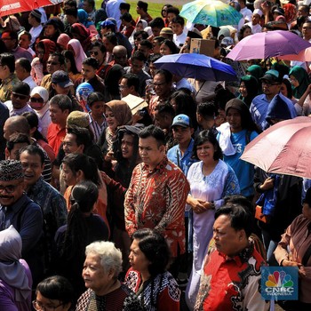 Demi Lebaran dengan Jokowi, Masyarakat Rela Antre & Kepanasan
