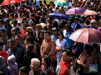Demi Lebaran dengan Jokowi, Masyarakat Rela Antre & Kepanasan